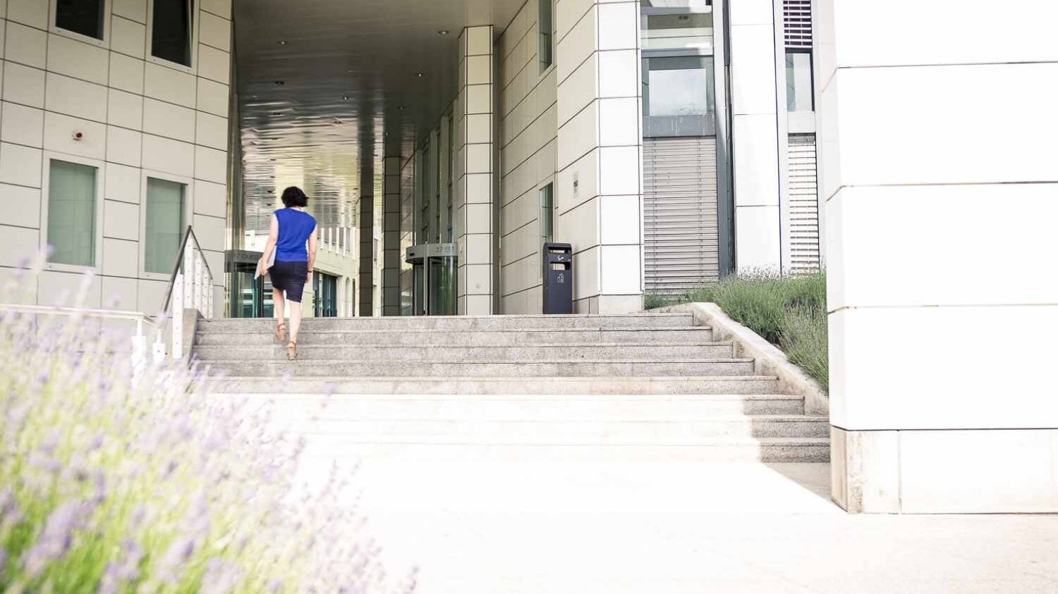 Employé IA par ou commencer valerie demont lausanne suisse