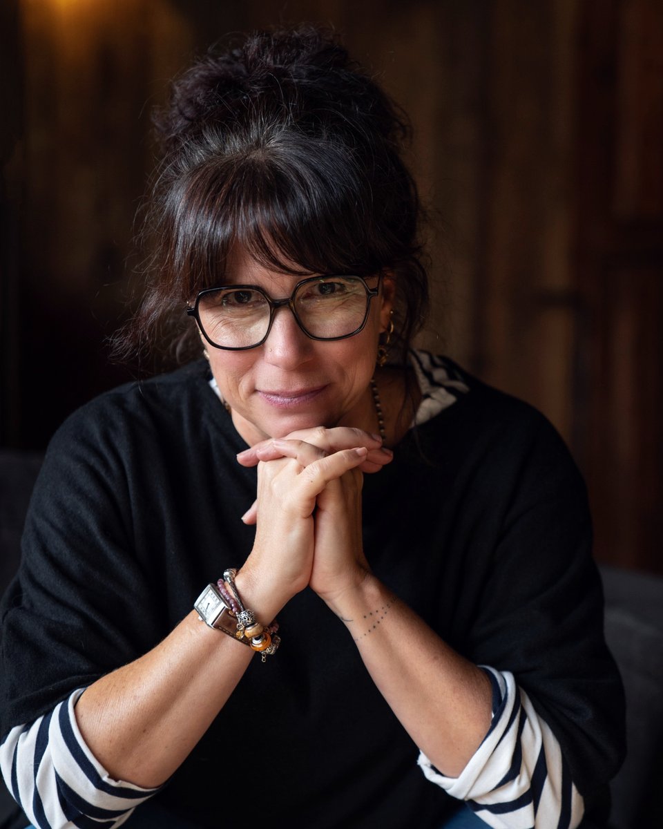 Valérie Demont, mains jointes sous le menton, regard vers l’objectif